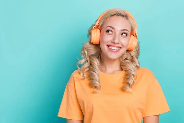 Photo Dreamy Charming Lady Dressed Orange Shirt Headphones Looking Empty — Stock Photo, Image