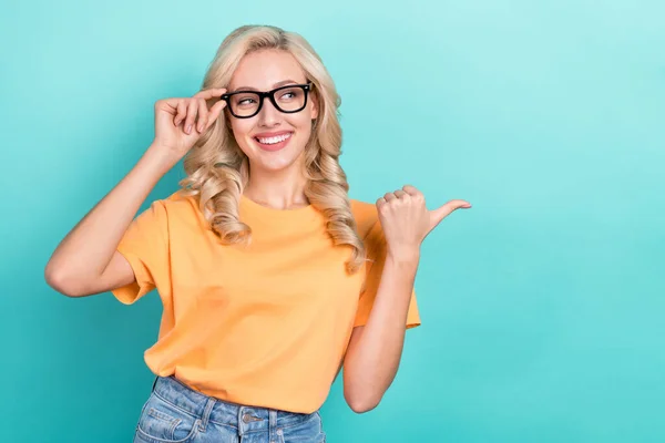 Zdjęcie Sympatycznej Inteligentnej Dziewczyny Żółty Shirt Kierowanie Zniżki Dotyk Okularów — Zdjęcie stockowe