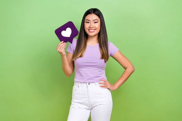 美しい日本の韓国の若い女性の写真心のアイコンの通知は 緑の色の背景に隔離された流行の紫色の服を着る — ストック写真