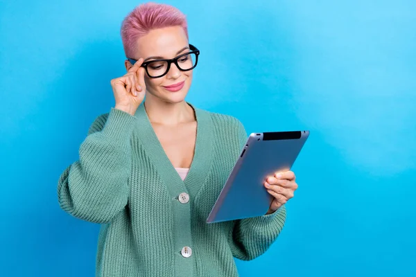 若い魅力の写真それは専門家の女の子彼女のウェブサイトのメニューのインターフェイスを使用してノートパッドを着用シャツは青の色の背景に隔離 — ストック写真