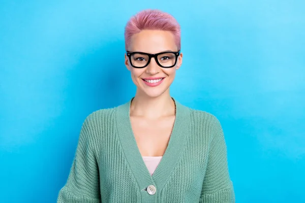 満足した幸せなビジネスの所有者の肖像女性ピンクのヘアドアは 青の色の背景に隔離スタイリッシュな新しい古典的なオフィス眼鏡を着用 — ストック写真