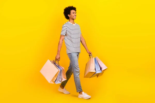 Ganzkörperlänge Foto Von Wandelnden Mann Genießen Seine Einkaufspakete Süchtig Kundenschritte — Stockfoto
