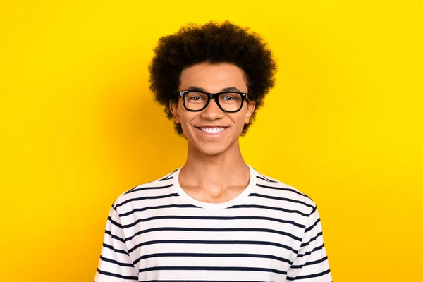 年轻人穿T恤衫的肖像还能买到新的时髦眼镜 最好的月均办公室职员干部队伍都是黄色背景的 — 图库照片