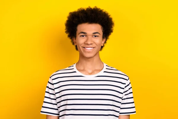 Retrato Chevelure Joven Satisfecho Tipo Optimista Desgaste Rayas Blanco Camiseta —  Fotos de Stock