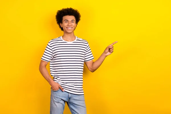Genç Kendine Güvenen Reklamcının Fotoğrafı Çizgili Tişört Giyiyor Doğrudan Parmak — Stok fotoğraf