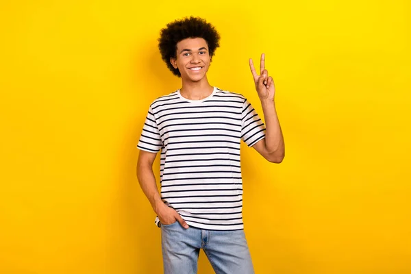 Foto Jovem Cara Amigável Usar Listrado Shirt Mostrar Sinal Dedos — Fotografia de Stock