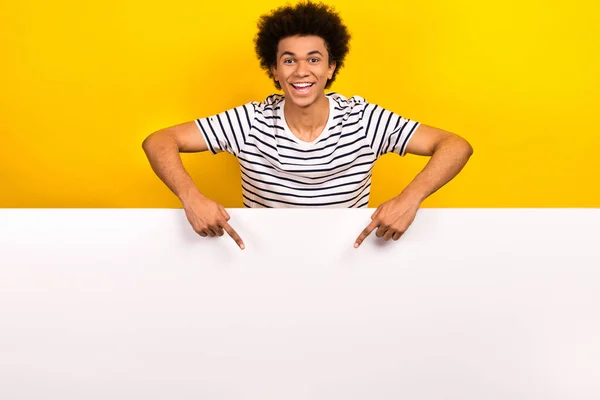 Zdjęcie Młodego Człowieka Wskazując Palce Puste Miejsce Ogromny Plakietka Billboard — Zdjęcie stockowe