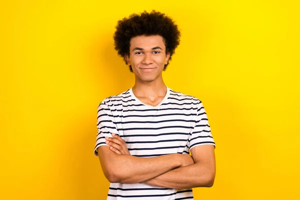 若い自信に満ちた楽観的な学生の写真男性ブランドのコンテンツメーカー折り畳まれた腕は黄色の色の背景に隔離されたストライプのTシャツを着用 — ストック写真