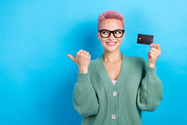 照片上快乐的年轻女商人粉红短发拿着借记卡直接用手指模仿蓝色背景 — 图库照片