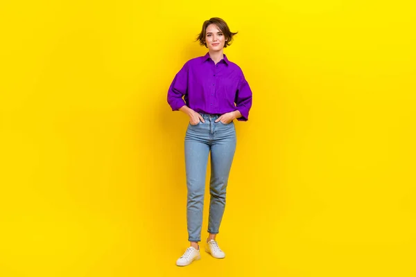 全长照片 漂亮的少女手口袋装扮时髦的紫色智能休闲装 黄色背景隔离 — 图库照片