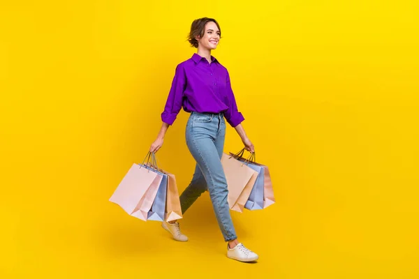 여성의 사진은 노란색 배경에 분리되어 부티크 매장의 쇼핑객들 일반적 — 스톡 사진