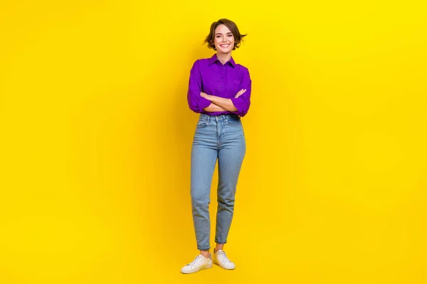 魅力的な若い女性のフルボディ写真折り畳まれた腕笑顔服スタイリッシュな紫スマートカジュアル服黄色の色の背景に孤立 — ストック写真