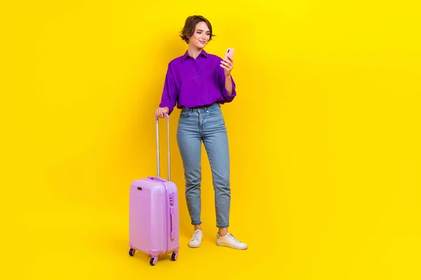 全长照片正妹穿紫罗兰色衬衫网上订票旅行现代装置孤立的黄色背景 — 图库照片