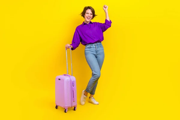 福气十足的时髦女人身穿紫色衬衫 最后做了新的度假隔离黄色背景的照片 — 图库照片