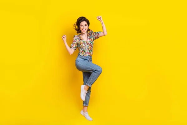 ジャンプクレイジー魅力的な若い女性のフルボディ写真お祝い大きな夏の販売ショッピング拳アップHooray孤立した上に黄色の色の背景 — ストック写真