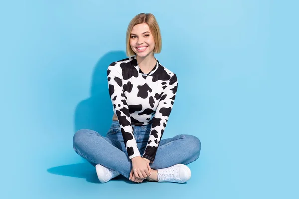 若いモデルの女の子のフルボディ写真は 青い色の背景に隔離されたサポートファッション業界に座っ牛の皮の作物トップ活動家を着用 — ストック写真