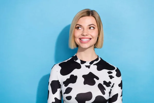 Photo Charming Dreamy Woman Dressed Cow Print Outfit Looking Empty — Stock Photo, Image