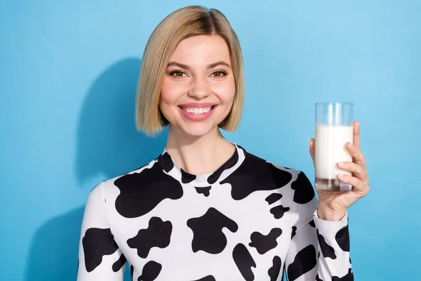 天然饮料推销商的照片 少女手持玻璃杯新鲜有机牛奶 头戴牛仔皮印花顶盖 蓝色底色隔离 — 图库照片