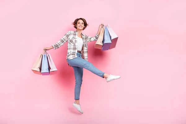 상점에서 점프하는 부주의 소녀의 사진은 거래를 분홍색 배경에서 마시모 브랜드 — 스톡 사진