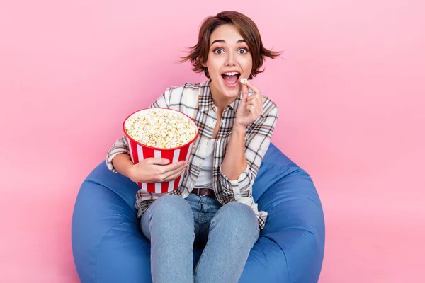 Photo Astonished Pretty Girl Sit Comfort Bag Eat Popcorn Watch — Stock Photo, Image