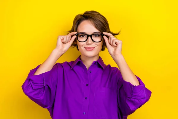 Retrato Fotográfico Atractivas Gafas Táctiles Mujer Vestidas Con Estilo Púrpura — Foto de Stock