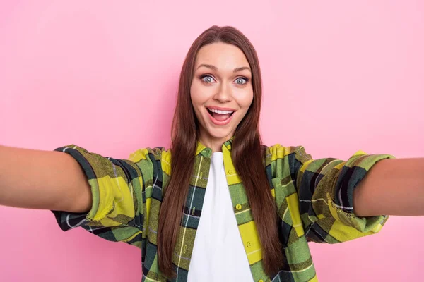 Photo Selfie Cadre Young Overjoyed Carefree Girl Screaming Blogging Video — Stock Photo, Image