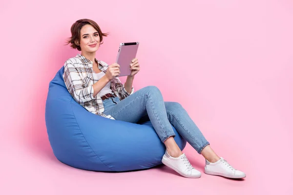 Foto Corpo Inteiro Senhora Muito Positiva Sentar Confortável Saco Usar — Fotografia de Stock
