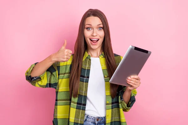 Portrait Excited Attractive Lady Hold Tablet Demonstrate Thumb Isolated Pink — Stock Photo, Image