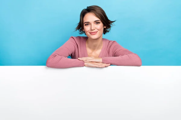 紙の看板の上にかわいい若い女性の折り畳まれた腕の写真空のスペース青い色の背景に隔離された新しい広告ショッピングストアブティック — ストック写真