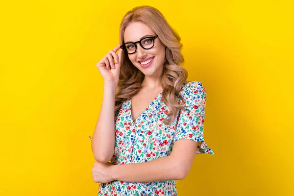 Portret Cute Ładna Blondynka Kobieta Dotknąć Jej Nowe Stylowe Okulary — Zdjęcie stockowe