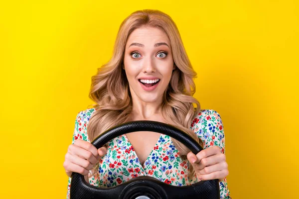 Keyifli Neşeli Şık Bir Kadın Taşıma Aracının Portresi Sarı Arka — Stok fotoğraf