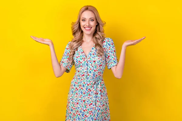 写真の若いブロンドカール女の子ホールド腕を選択プロモーションベストオプションを購入する新しいアパート別の価格黄色の背景に孤立 — ストック写真