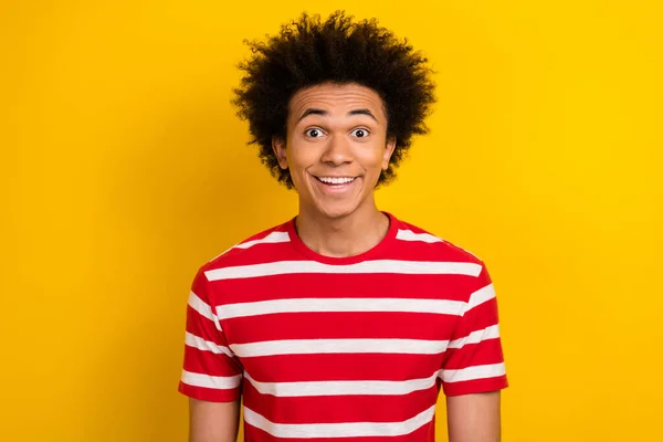 Φωτογραφία Του Ενθουσιασμένοι Αστείο Άνθρωπος Τύπος Ακτινοβολούν Λευκό Χαμόγελο Ανοιχτό — Φωτογραφία Αρχείου