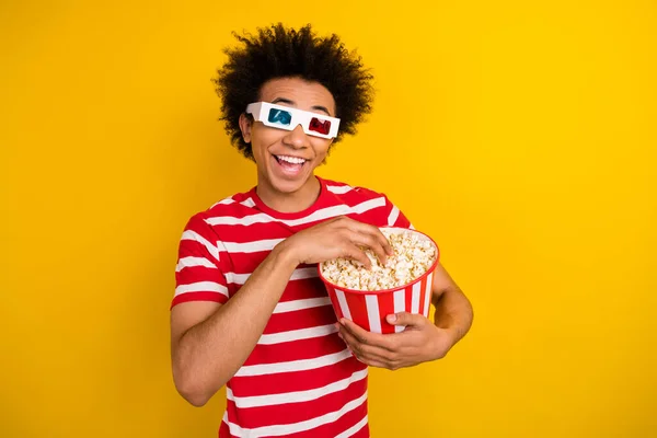 正ファンキーな人の写真は 黄色の色の背景に隔離されたポップコーンウォッチ映画3Dメガネを食べる — ストック写真