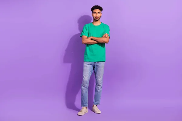 Kadra Całego Ciała Młodego Biznesmena Nosić Zielony Shirt Składane Ramiona — Zdjęcie stockowe