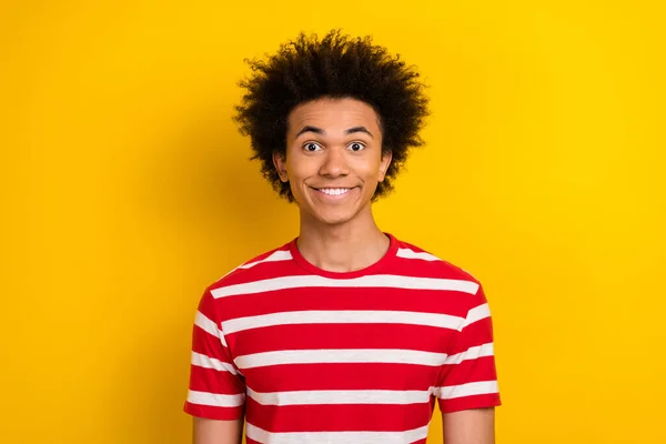 照片中滑稽的多样性男拍照白笑着穿着条纹衬衫孤立的黄色背景 — 图库照片