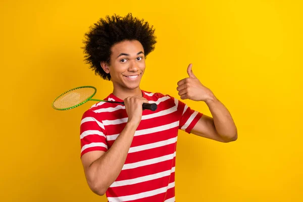 Zdjęcie Zabawny Pewny Siebie Facet Ubrany Czerwony Shirt Gra Badminton — Zdjęcie stockowe