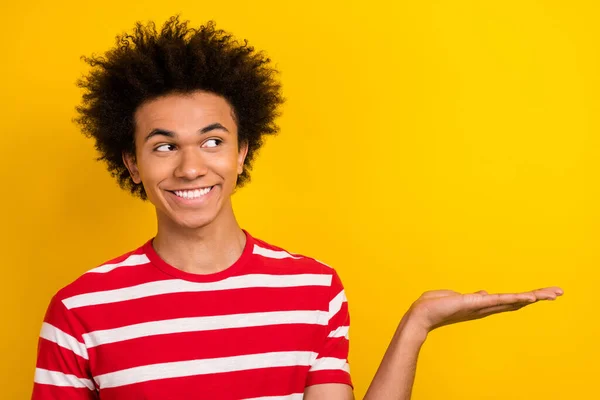 Foto Divertido Chico Joven Agradable Que Muestra Brazo Abierto Palma —  Fotos de Stock