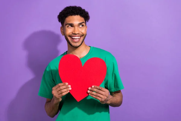 Foto Hombre Ensueño Positivo Usar Camiseta Verde Sosteniendo Tarjeta Corazón — Foto de Stock