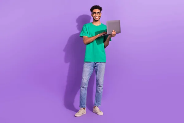 의젊은 코딩을 공부하는 노트북 컴퓨터를 보라색 배경에 — 스톡 사진