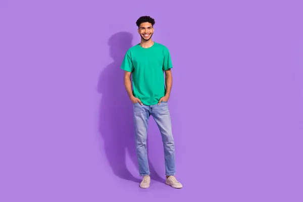 Pełne Ciało Zdjęcie Młodego Wesołego Faceta Nosić Zielony Shirt Dżinsy — Zdjęcie stockowe