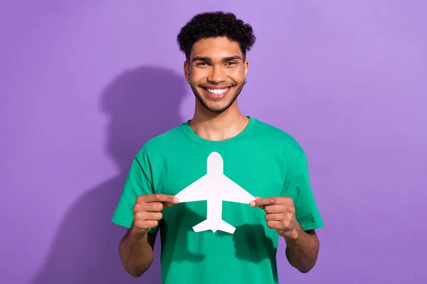 Foto Hombre Bastante Positivo Usar Camiseta Verde Sosteniendo Tarjeta Avión — Foto de Stock
