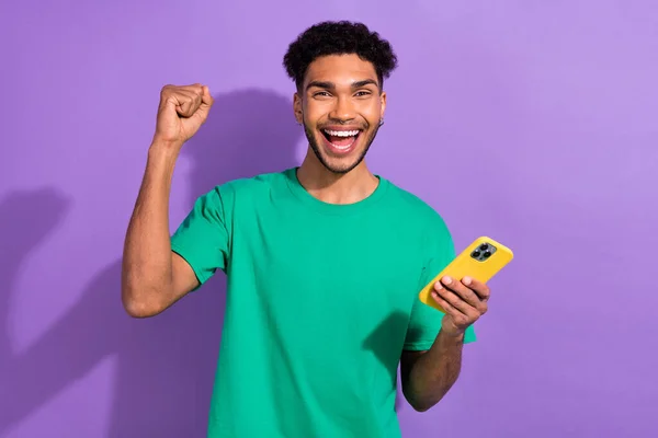 Foto Homem Feliz Usar Shirt Verde Jogo Vencedor Maçã Samsung — Fotografia de Stock