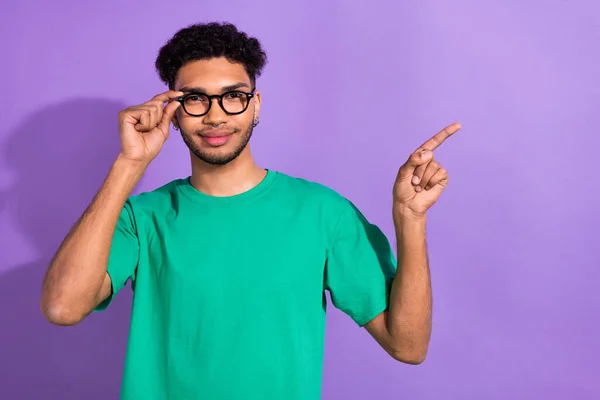 Foto Homem Inteligente Inteligente Desgaste Verde Shirt Mão Braço Óculos — Fotografia de Stock