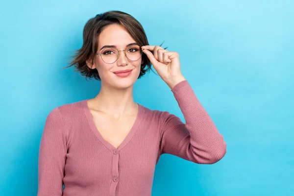 Portret Pięknej Pozytywnej Dziewczyny Dotyk Okularów Puste Miejsce Izolowane Tle — Zdjęcie stockowe