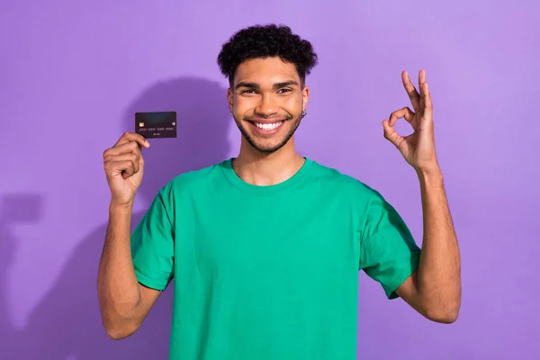 Fotografie Atraktivní Okouzlující Muž Nosit Zelené Tričko Rostoucí Bankovní Karta — Stock fotografie