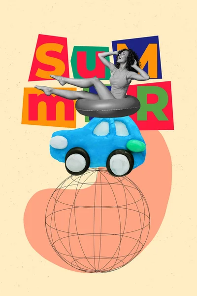 垂直コラージュ写真の若い女性ビキニツアーによるプラスチック自動車世界の周りに乗る夏の雰囲気ベージュの背景に孤立 — ストック写真