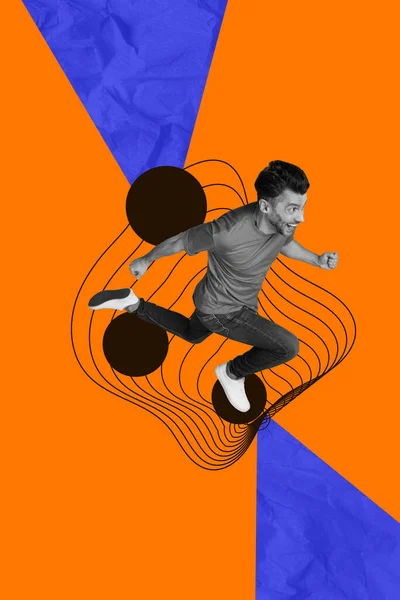 在橙色背景下被隔离的年轻疯狂跑步者视觉效果催眠工作狂的垂直创意拼贴独家图片 — 图库照片