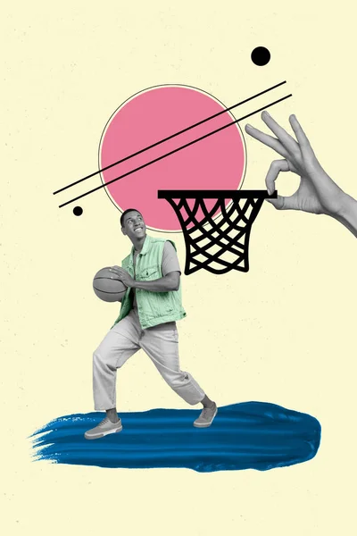 以篮筐为背景的快乐积极运动员举着篮球的立意创意拼贴图片 — 图库照片