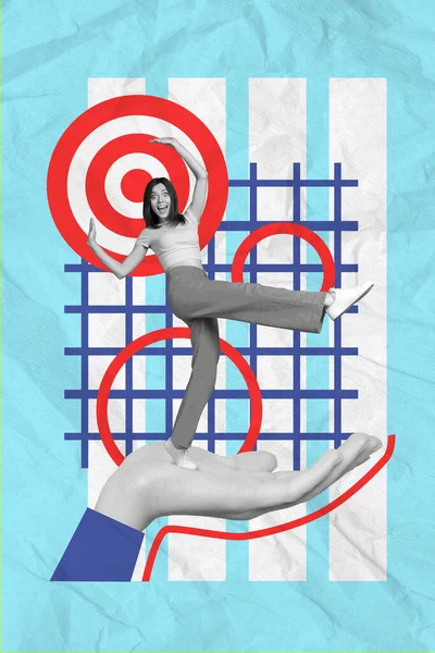 アートワークコラージュイメージポスター大きな人間の腕の上で踊る喜びの女性のテンプレートは 青の図面の背景で勝利を祝う — ストック写真